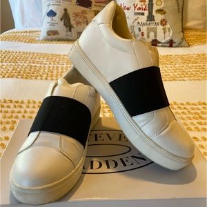 Steve Madden White Leather Shoes With Black Strap